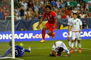 Panama captain Roman Torres to miss six months through injury